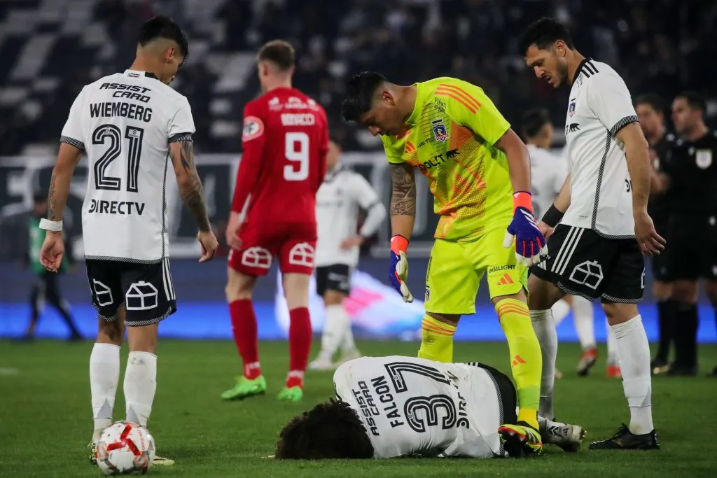 Falcón tirado en el piso del Monumental con claras muestras de dolor | FOTO: Jonnathan Oyarzun/Photosport