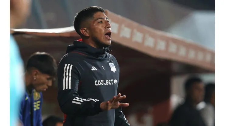 Brayan Cortés recibe consejos de históricos del fútbol chileno