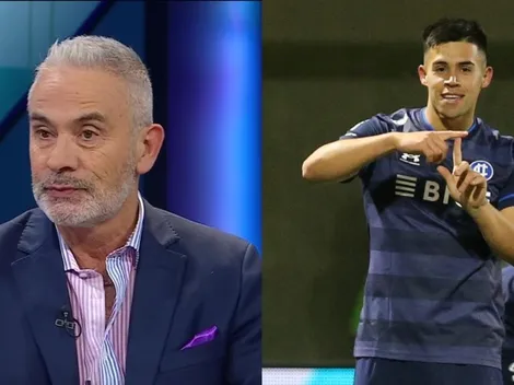 Olmos le muestra la pizarra a Holan por Alexander Aravena