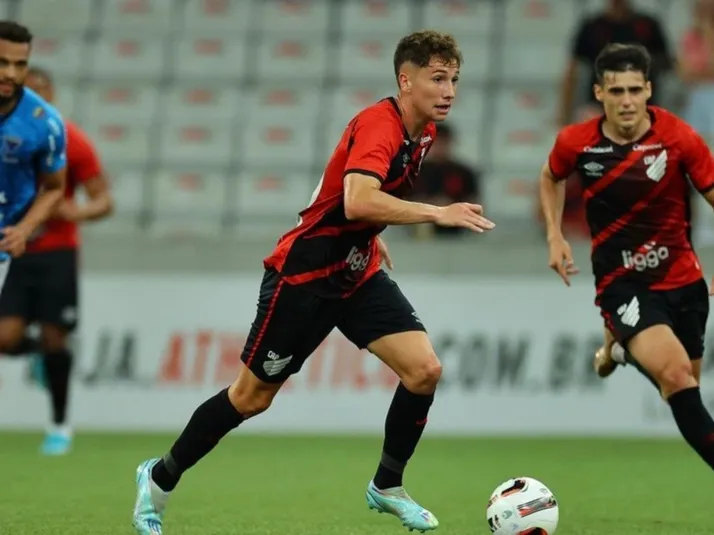 Arriagada, otra vez ni a la banca en triunfo de Paranaense en Brasil