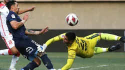 Nelson Espinoza tuvo que ser reemplazado tras el duro choque con el delantero cruzado