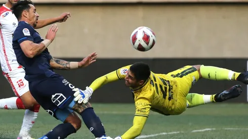 Nelson Espinoza tuvo que ser reemplazado tras el duro choque con el delantero cruzado