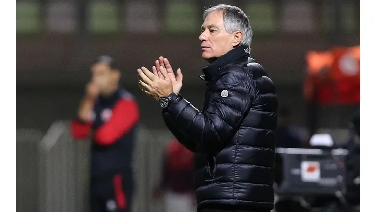 Ariel Holan podrá respirar tranquilo por una semana más.