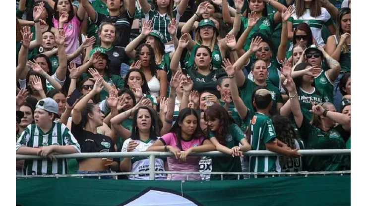 En Brasil ya se disputaron partidos con solo mujeres y niños en las gradas.