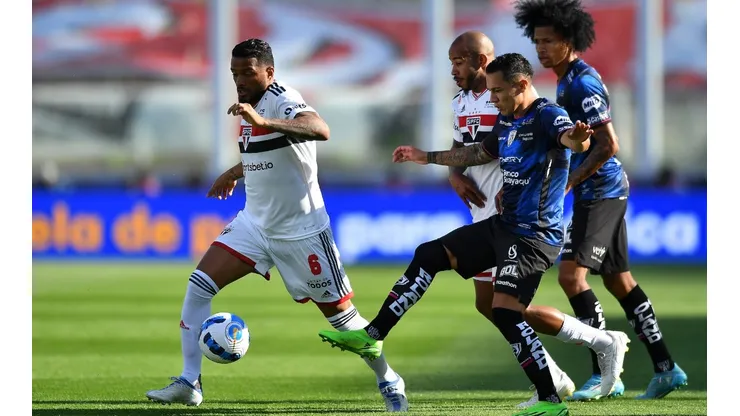 Colo Colo tiene tres nombres en carpeta para refoerzar la banda derecha en la defensa.