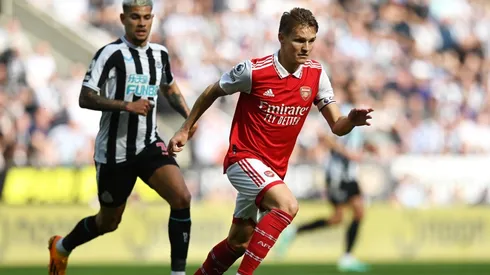 Odegaard abrió la cuenta en el triunfo del Arsenal sobre Newcastle.