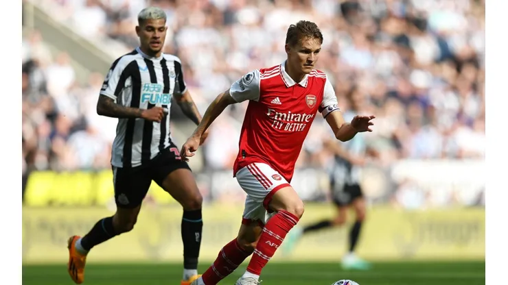Odegaard abrió la cuenta en el triunfo del Arsenal sobre Newcastle.