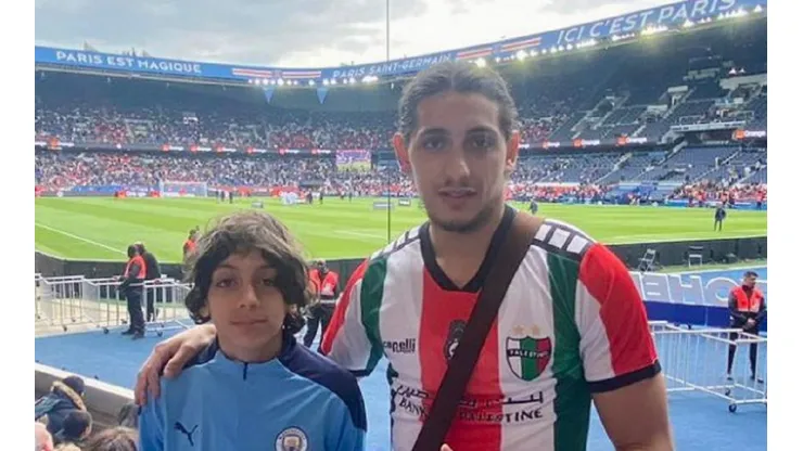 Un hincha con la camiseta de Palestino fue expulsado del estadio del PSG.