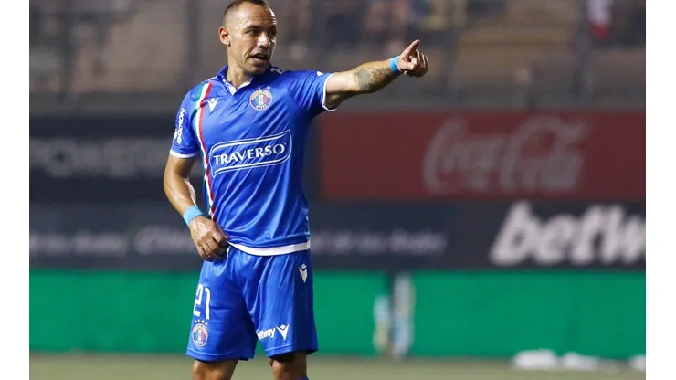 Marcelo Díaz viste la camiseta azul de Audax para ir a visitar a Colo Colo