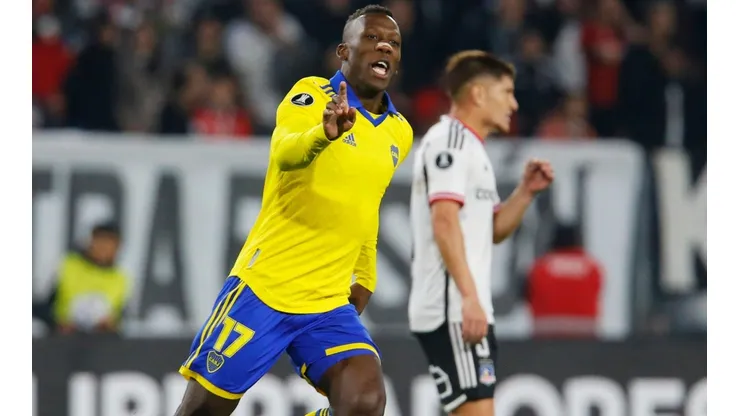 Advíncula puso en ventaja a Boca ante Colo Colo con un golazo.