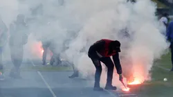 Los hinchas de la U arrojaron bengalas a la cancha del Ester Roa