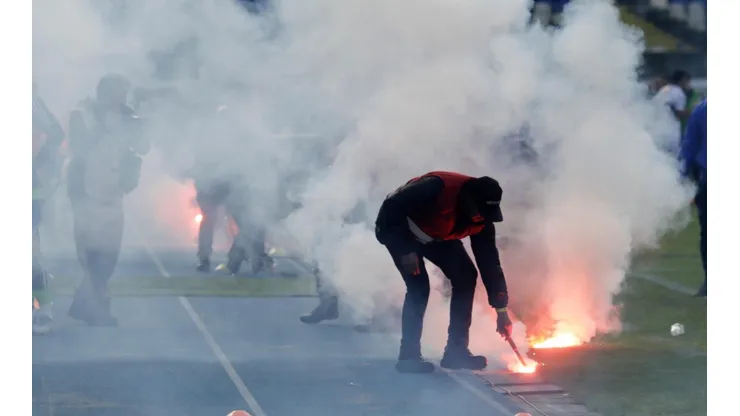 Los hinchas de la U arrojaron bengalas a la cancha del Ester Roa