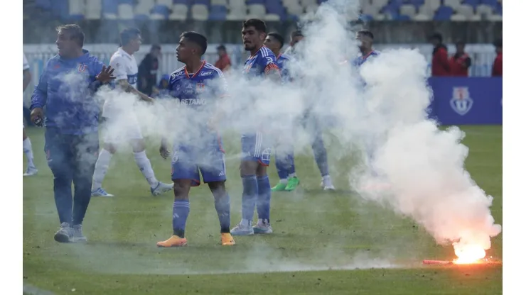 El Clásico Universitario fue suspendido por graves incidentes.