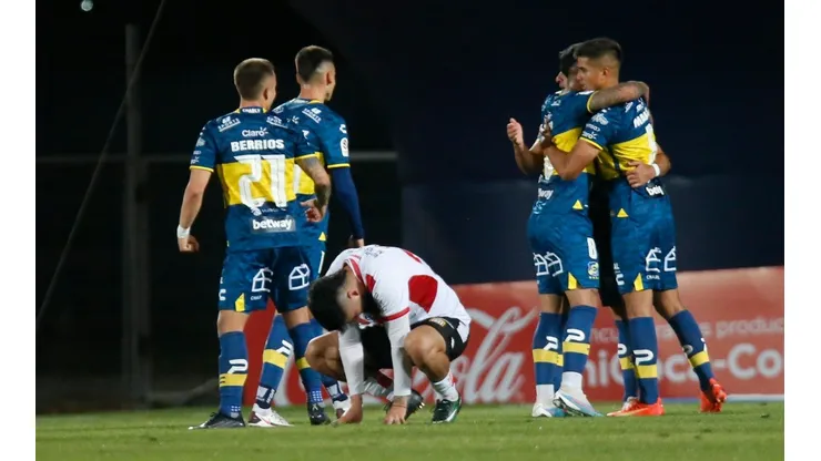 Everton le da otro duro golpe a Curicó Unido y Damián Muñoz pende de un hilo en la banca tortera