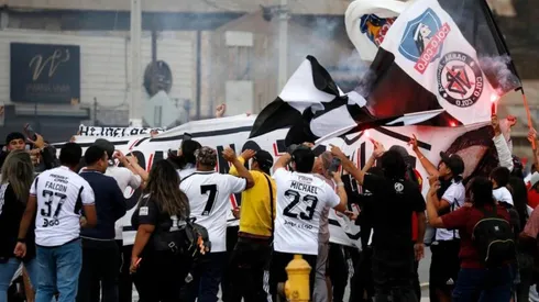Los hinchas de Colo Colo dijeron presente en las cercanías al estadio de Unión La Calera