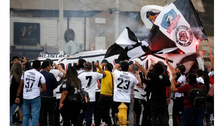 Los hinchas de Colo Colo dijeron presente en las cercanías al estadio de Unión La Calera