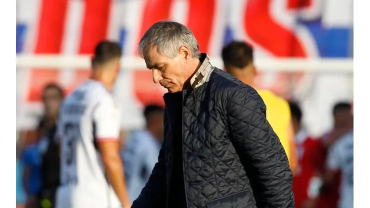 El técnico de la UC tiene un parejo historial contra los azules