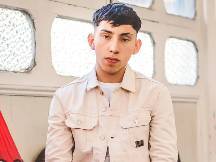 Standly también se muestra con arma en redes sociales