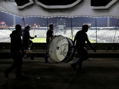 Barristas albos ingresan a la fuerza un féretro al estadio Monumental