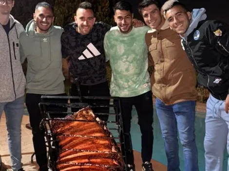 Argentinos de la U celebran la victoria ante Everton con un buen asado