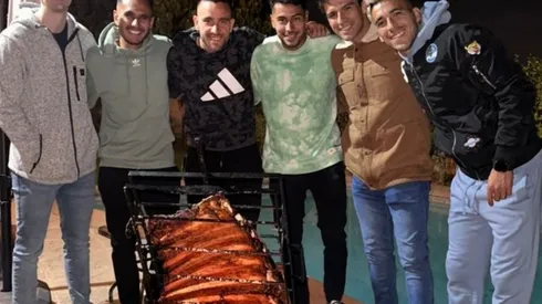 ¡Del mejor corte! Camada argentina de Universidad de Chile celebra el triunfo ante Everton con una buena parrillita