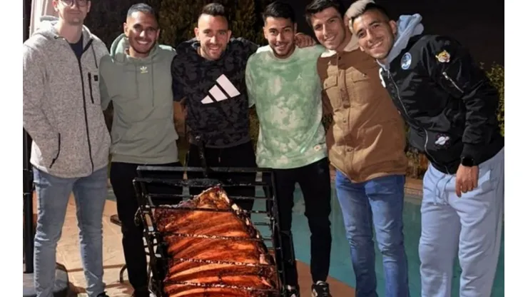 ¡Del mejor corte! Camada argentina de Universidad de Chile celebra el triunfo ante Everton con una buena parrillita
