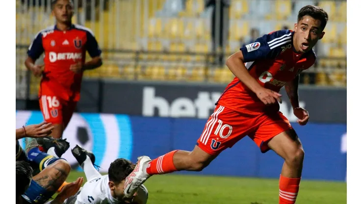 Miguel Ángel Neira llena de flores a Lucas Assadi