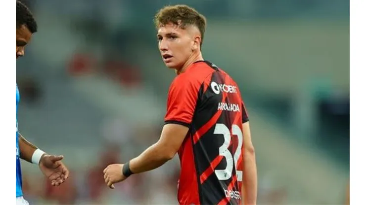 El DT de Athletico Paranaense habla sobre el presente de Luciano Arriagada