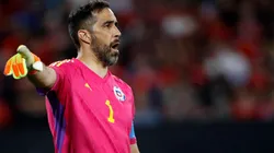 Claudio Bravo se retiró este lunes del fútbol profesional