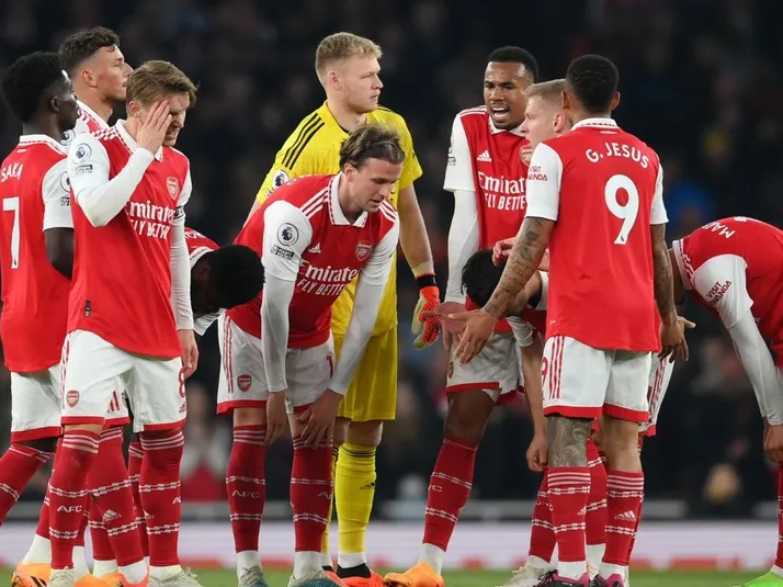 Arsenal enreda puntos en la Premier League que le dan vida a Manchester City