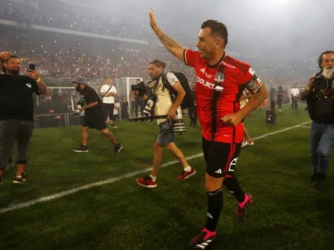 Esteban Paredes recibe el cartón que lo traería de vuelta a Colo Colo junto a Mosa