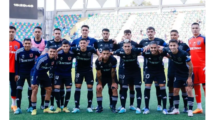 Los hinchas de la U aplauden el gesto de la U con la familia de Sánchez.