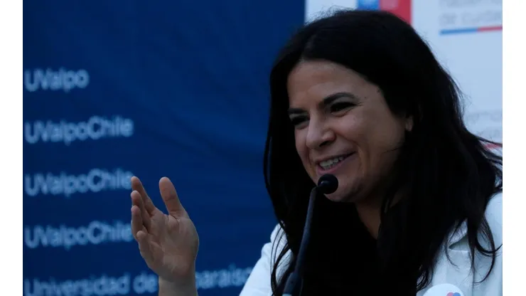 Ministra Orellana condenó la violencia de génera e invita a Colo Colo a tomar medidas.