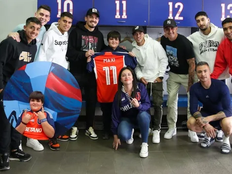 Plantel de la U regala camiseta al niño hincha afectado por incendios forestales