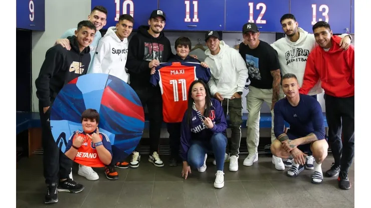 Plantel de Universidad de Chile comparte con el niño hincha que fue afectado por los incendios forestales