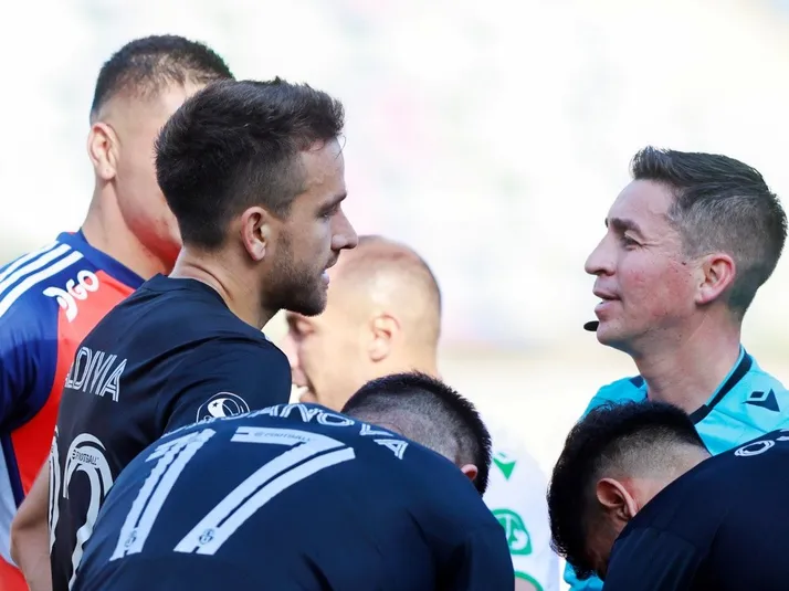 ¿Era o no expulsión para Zaldivia en la U? Árbitro explica la situación del patrón azul