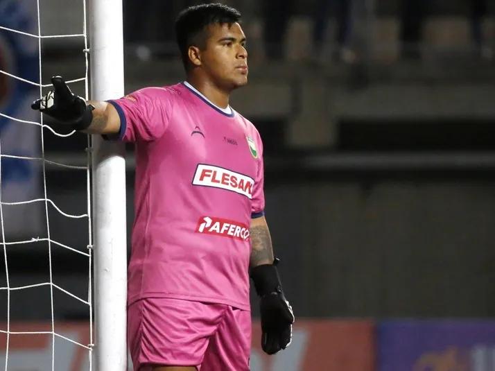 Arquero de Deportes Colina se manda golazo de tiro libre