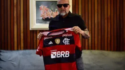 Sampaoli posando con la camiseta del Mengao