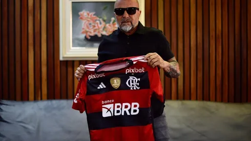 Sampaoli posando con la camiseta del Mengao