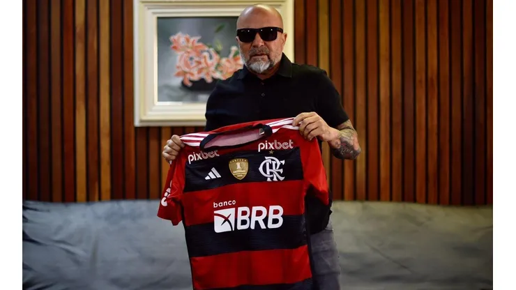 Sampaoli posando con la camiseta del Mengao