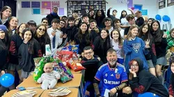 La alegría del profe Aldo con su camiseta de la U que le regaló su querido curso.