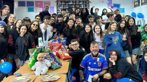 La alegría del profe Aldo con su camiseta de la U que le regaló su querido curso.
