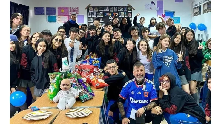 La alegría del profe Aldo con su camiseta de la U que le regaló su querido curso.