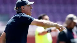 Ariel Holan prepara inédita formación.