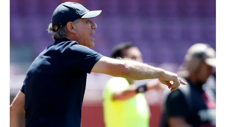 Ariel Holan prepara inédita formación.