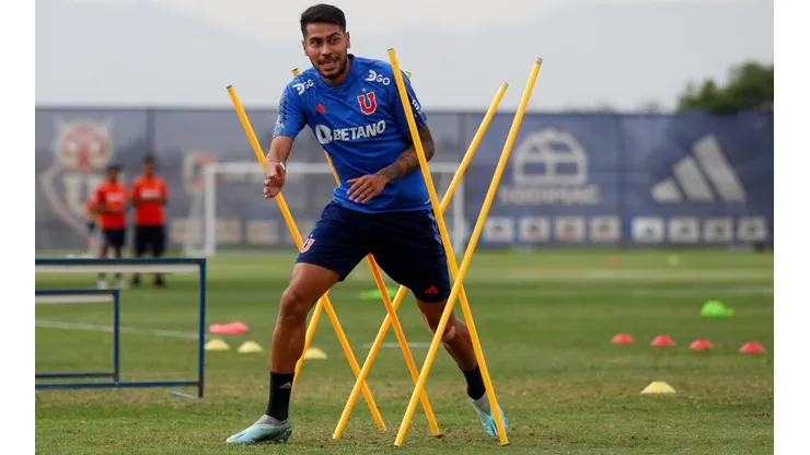 Emmanuel Ojeda entrenando con normalidad en Universidad de Chile.