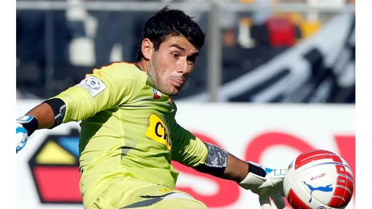 Garcés enfrentando a Colo Colo.