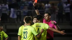 La ira se apoderó de los jugadores de Deportes Colina ante el juez del partido.