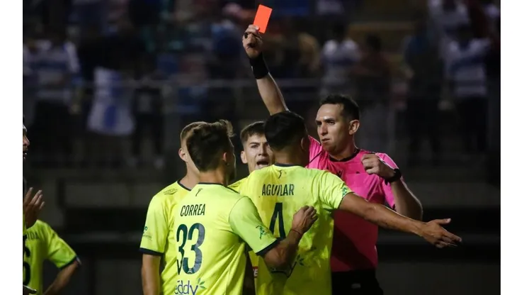 La ira se apoderó de los jugadores de Deportes Colina ante el juez del partido.