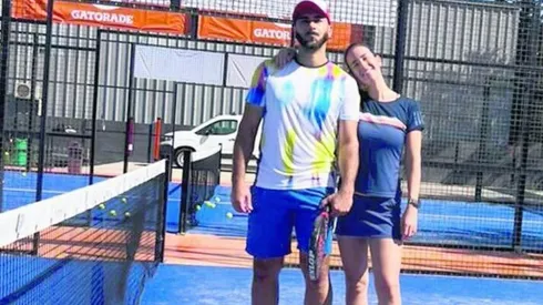 Johnny Herrera acompañado de su pareja en el juego del pádel.